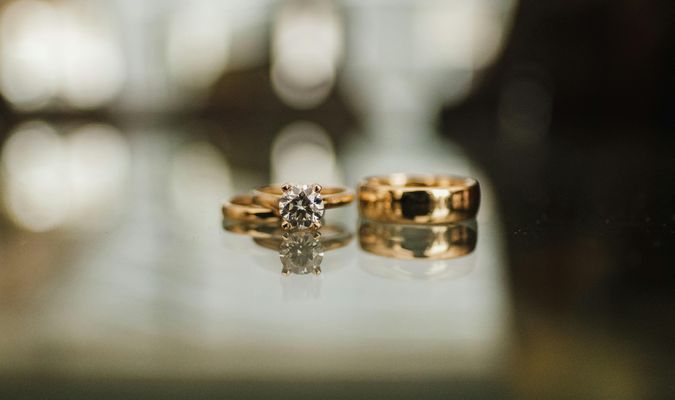 Kā izvēlēties ideālos saderināšanās gredzenus