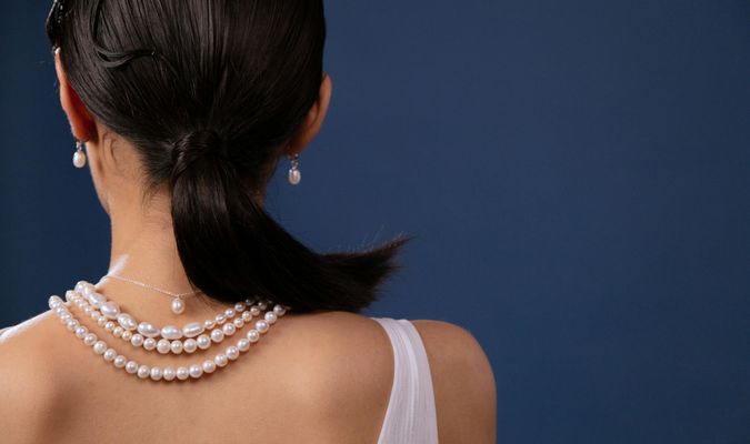 Juvelierizstrādājumu kombinēšana: kā saskaņot kaklarotas, auskarus un gredzenus