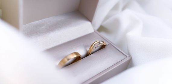 Золотые обручальные кольца: как выбрать украшение, которое вы не захотите снимать через 10 лет